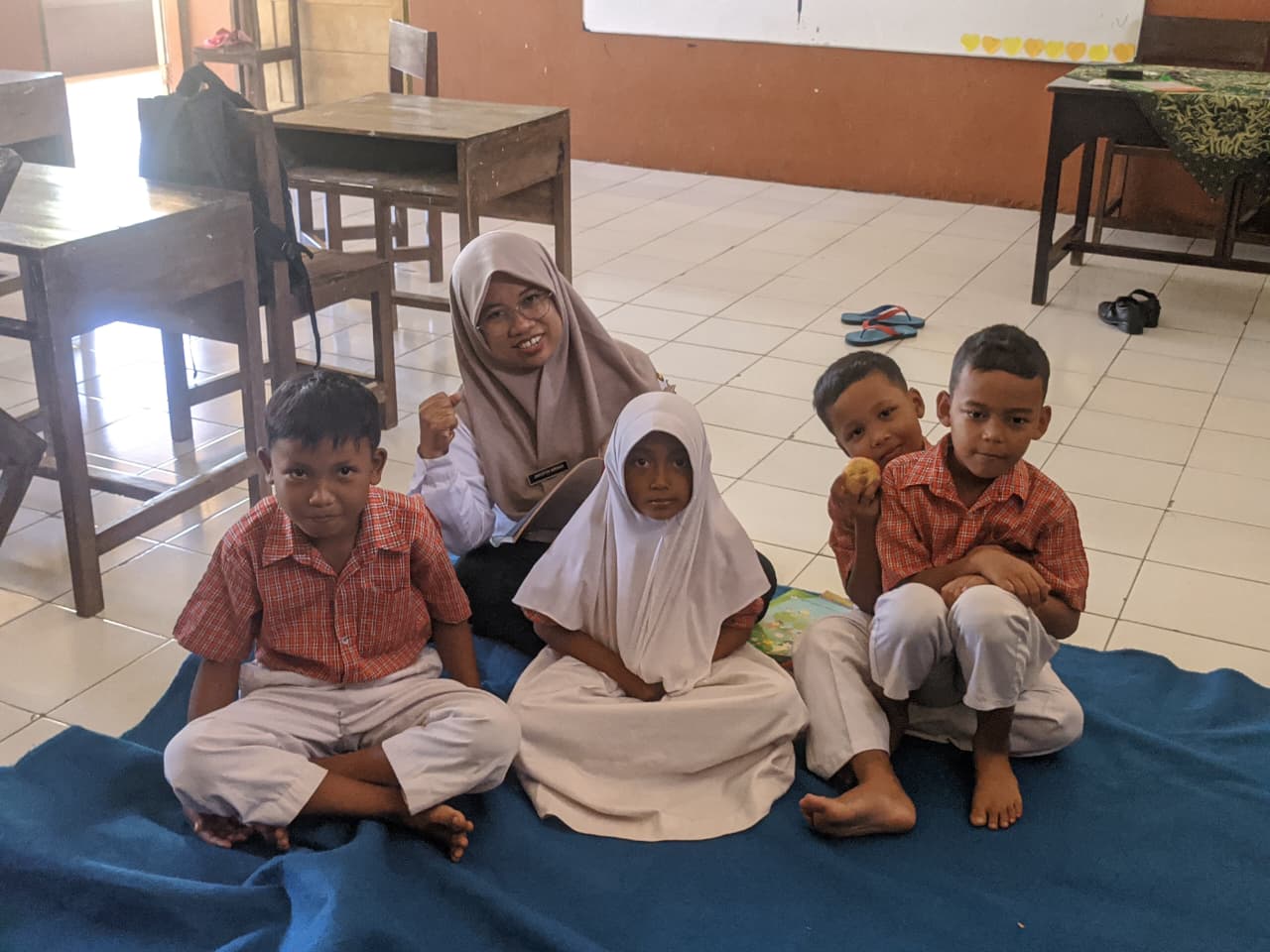 Foto Anak Murid Bersama Guru Saat Dikelas